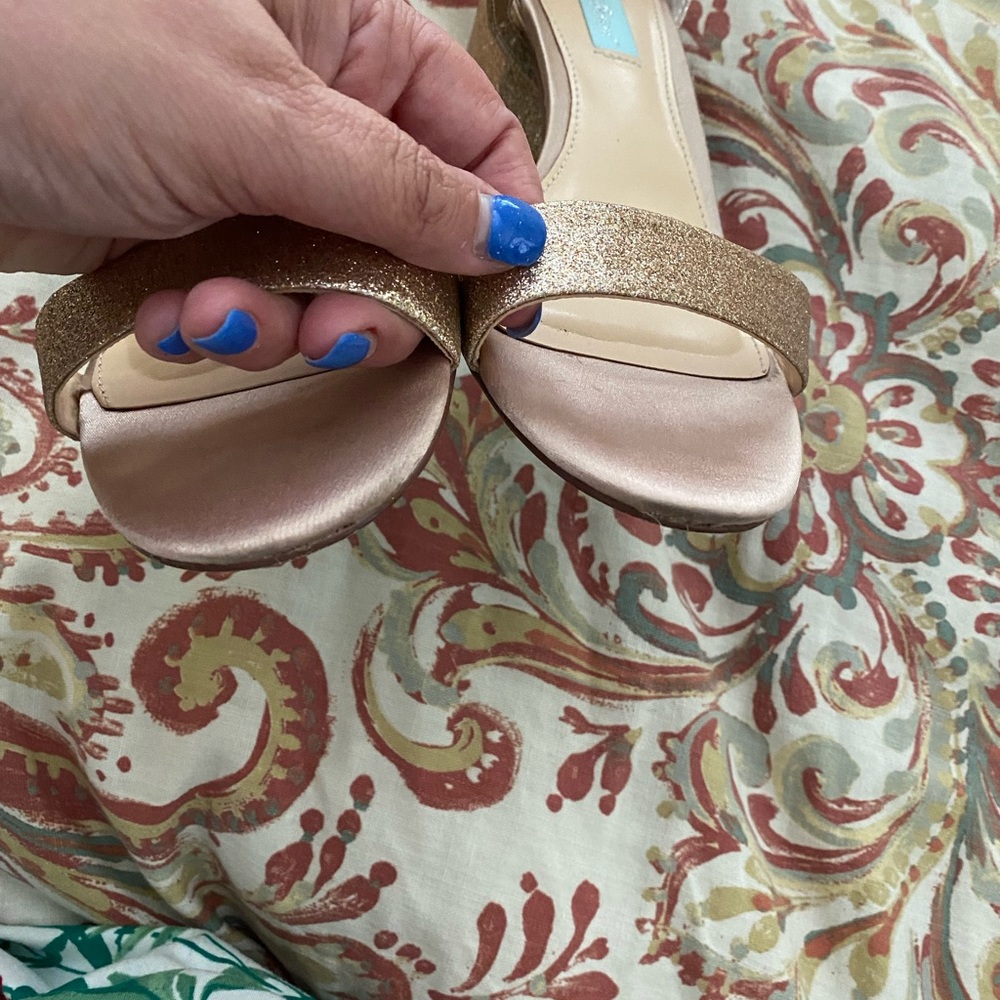 EUC Betsy Johnson Miri glitter block-heeled sandals, gold, 9.5 - Picture 3 of 5
